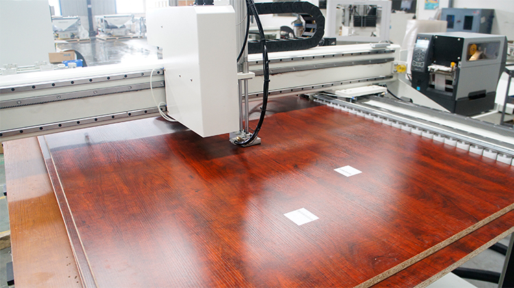 باستخدام معدات مركز التصنيع EXCITECH CNC مع مجلة الأدوات الدائرية، أنشأت شركة Henan-DAESHIN مصنع DASHIN HOME DESIGN FACTORY، والذي تم منحه كمشروع تجريبي وطني للتصنيع الذكي.