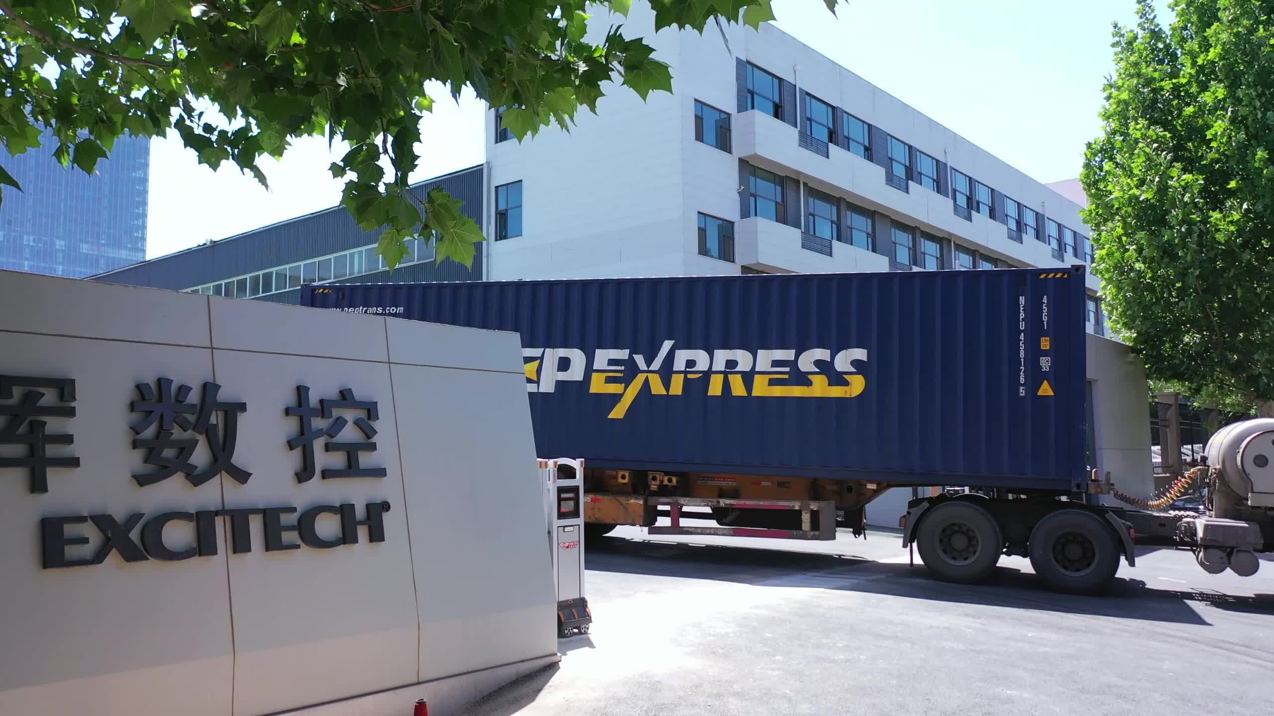 يقوم مصنع Excitech بإرسال طلبات العملاء. تسليم البضائع بأمان إلى مصنع العميل